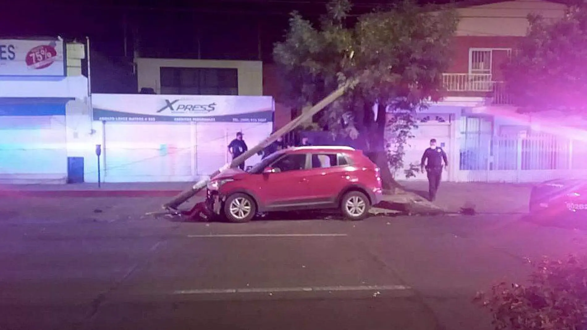 Camioneta chocada contra poste